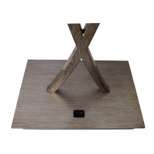 Dos lámparas de escritorio de acabado plateado antiguo y ligero con un interruptor rocker en/off en la habitación