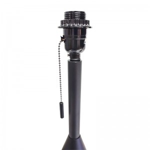 Lámpara de escritorio de acabadonegro con un interruptor de cadena de extracción en la habitación