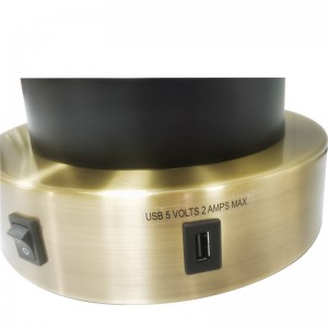 Lámpara denoche personalizada con latón antiguo y acabadonegro, un interruptor de balancín en/off, una salida conveniente y un puerto de carga USB en la habitación