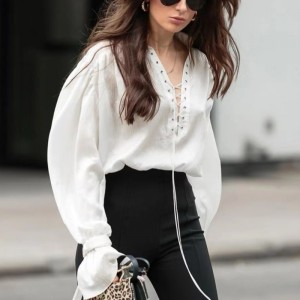 Camisa de manga larga blanca francesa 2023 Nuevo manga acampanada temperamento delgada de diseño en V