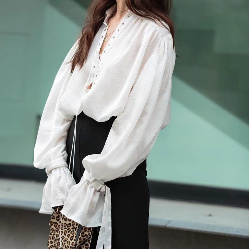 Camisa de manga larga blanca francesa 2023 Nuevo manga acampanada temperamento delgada de diseño en V