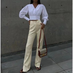 Camisa de manga larga blanca con cuello en V