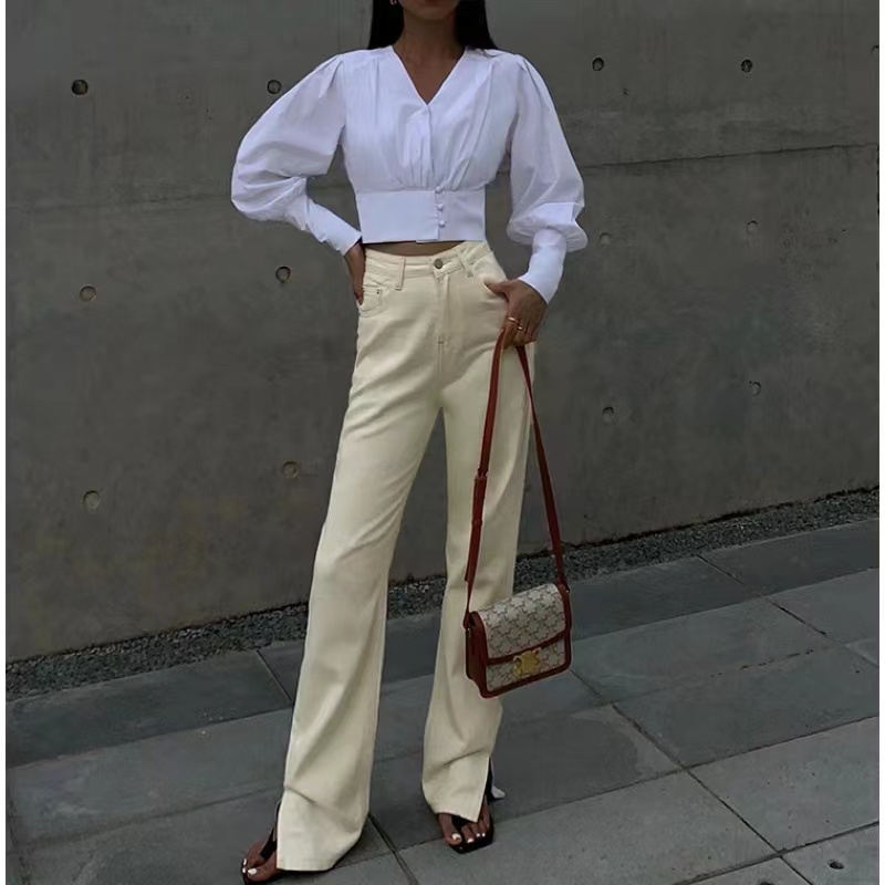 Camisa de manga larga blanca con cuello en V
