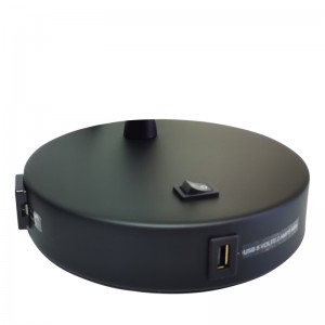 Luz de escritorionegro mate con un interruptor de balancín On/off, una salida conveniente y un puerto de carga USB en la habitación del hotel