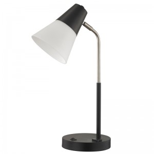 Lámpara de escritorio del hotel Hampton Inn con un interruptor de balancín On/off y un conveniente salidas en la habitación del hotel