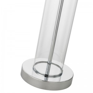 Lámpara de mesa de vidrio transparente con acabado cromado pulido en la habitación del hotel