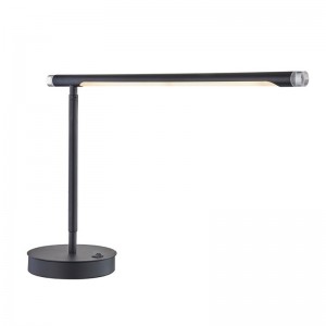 Lámpara de escritorio LED ajustable de Marriott con acabadonegro mate y un interruptor de balancín en/off en la habitación del hotel