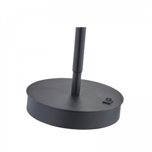 Lámpara de escritorio LED ajustable de Marriott con acabadonegro mate y un interruptor de balancín en/off en la habitación del hotel