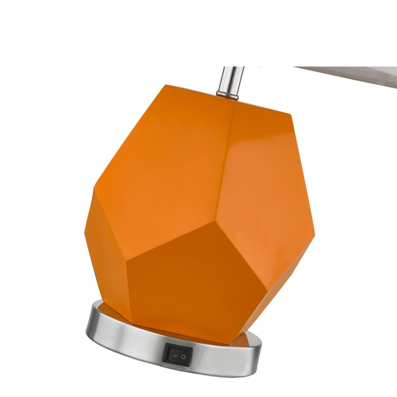 Lámpara de mesa del hotel Hampton Inn con cuerpo de resina y un cambio de balancín en/off en el hotel Guestam