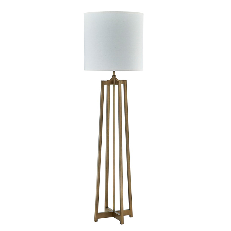 Sofá del hotel Hyatt al lado de la lámpara de piso con acabado de oro antiguo en la habitación