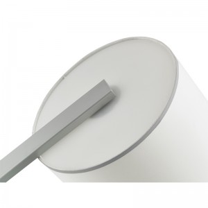 Sofá de hilos de Hiltom al lado de la lámpara de piso con acabado plateado en la habitación