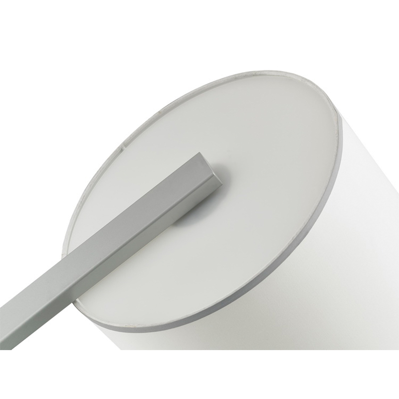 Sofá de hilos de Hiltom al lado de la lámpara de piso con acabado plateado en la habitación