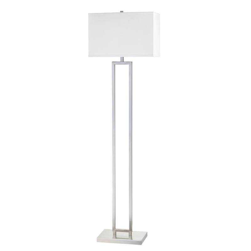 Sofá del hotel Marriott al lado de la lámpara de piso con acabado deníquel cepillado en la habitación