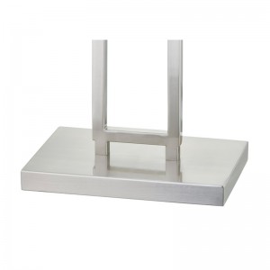 Sofá del hotel Marriott al lado de la lámpara de piso con acabado deníquel cepillado en la habitación