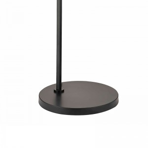 Sofá del hotel Waterwalk al lado de la lámpara de piso con acabadonegro mate en la habitación