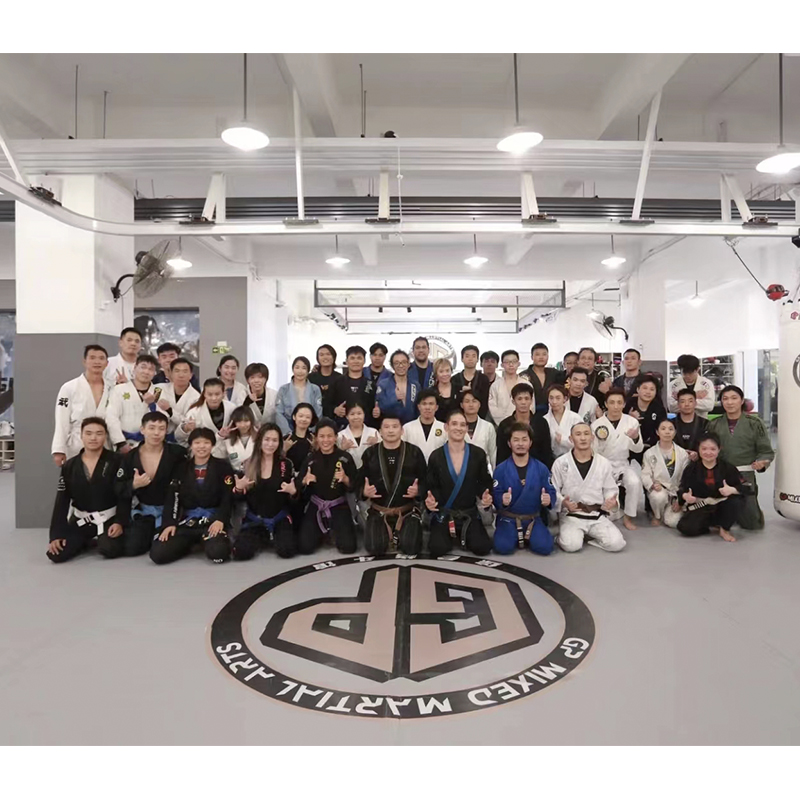 También proporcionaremos algunos equipos anuestros amigos.