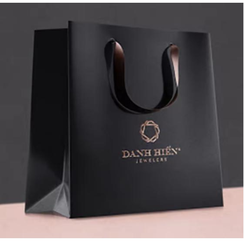 Logotipo de marca personalizado Luxury Black Paper Apparel Packaging Gift Shopping Bagpbag