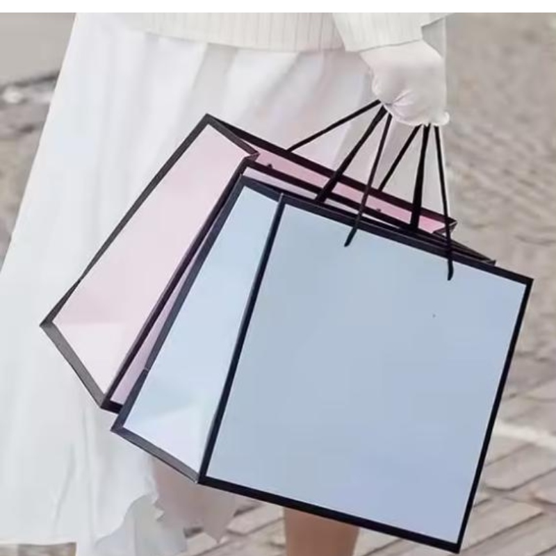 Ropa de lujo personalizada bolso minorista bolso de regalo blanco bolsas de papel compras bolsas de papel con mangos para ropa
