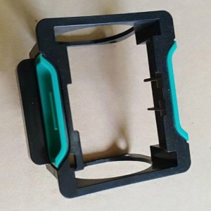 Piezas de plástico de dos colores.