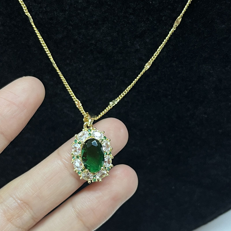 Oro de elegancia esmeralda real-Collar de piedras preciosas verdes chapadas con acentos brillantes