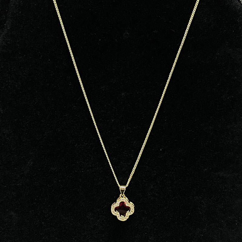 Radiant Ruby Blossom Gold-Collar de flores chapado con acentos claros y brillantes