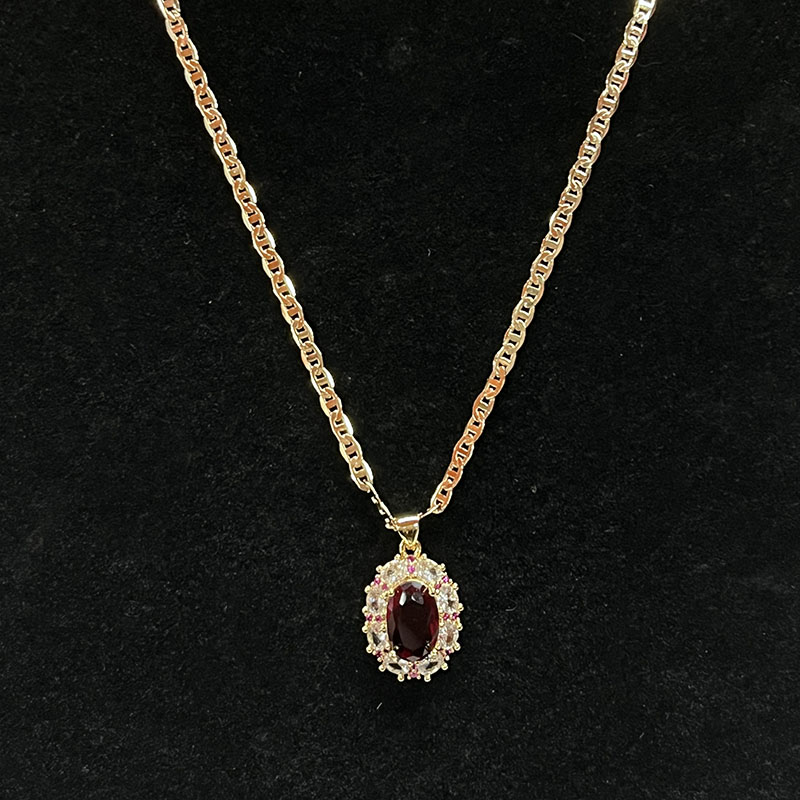 Collar Royal Ruby Halo con diamante & Acentos de zafiro rosa en una cadena de oro de 14k