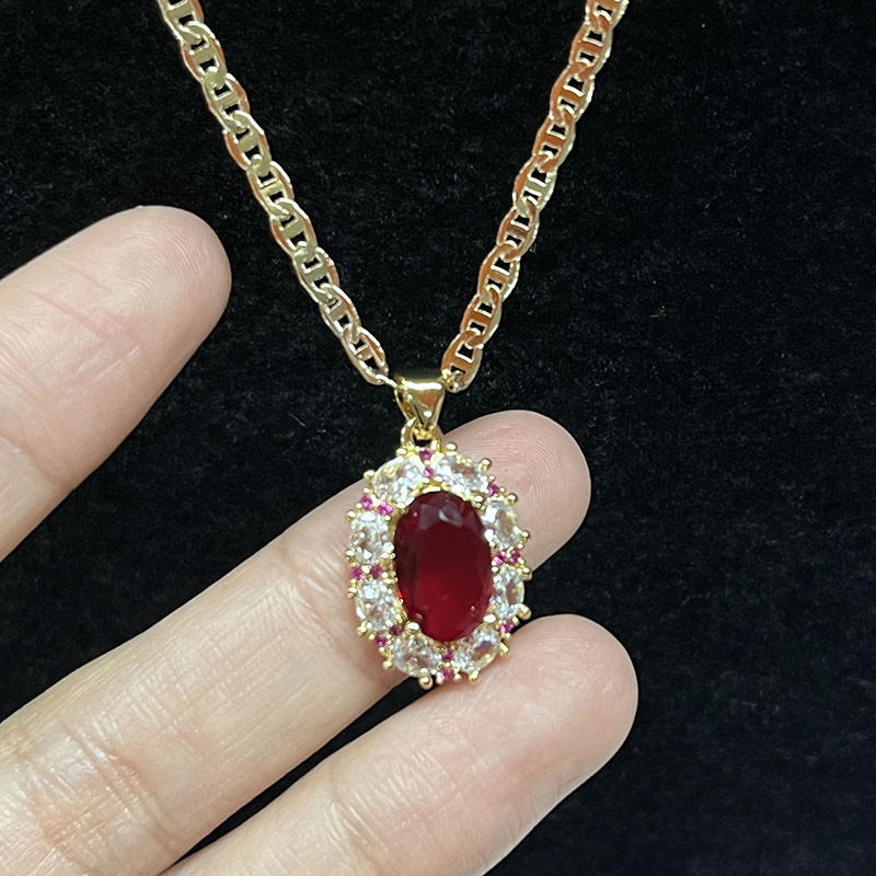 Collar Royal Ruby Halo con diamante & Acentos de zafiro rosa en una cadena de oro de 14k