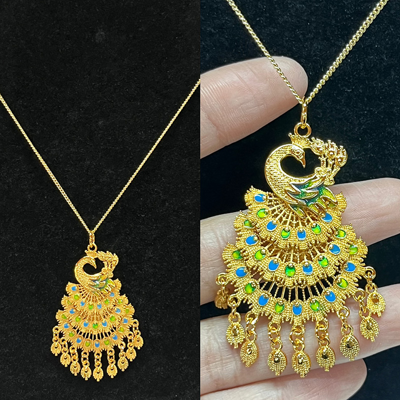 Oro de lujo de 18k-Collar colgante de pavo real con mano-Detalles de esmalte pintado y encantos de oro colgantes para mujeres