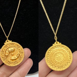 Gold de 24k-Chapado afortunado tres-Colgante de riqueza de sapo de piernas con intrincado filigrana y carácter de FU para la prosperidad y la fortuna