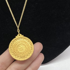 Gold de 24k-Chapado afortunado tres-Colgante de riqueza de sapo de piernas con intrincado filigrana y carácter de FU para la prosperidad y la fortuna